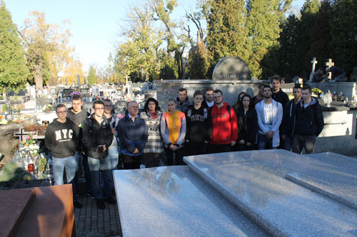 Uczniowie  Szkolnego Klubu PCK z wizyt na Cmentarzu Parafialnym w Dbicy